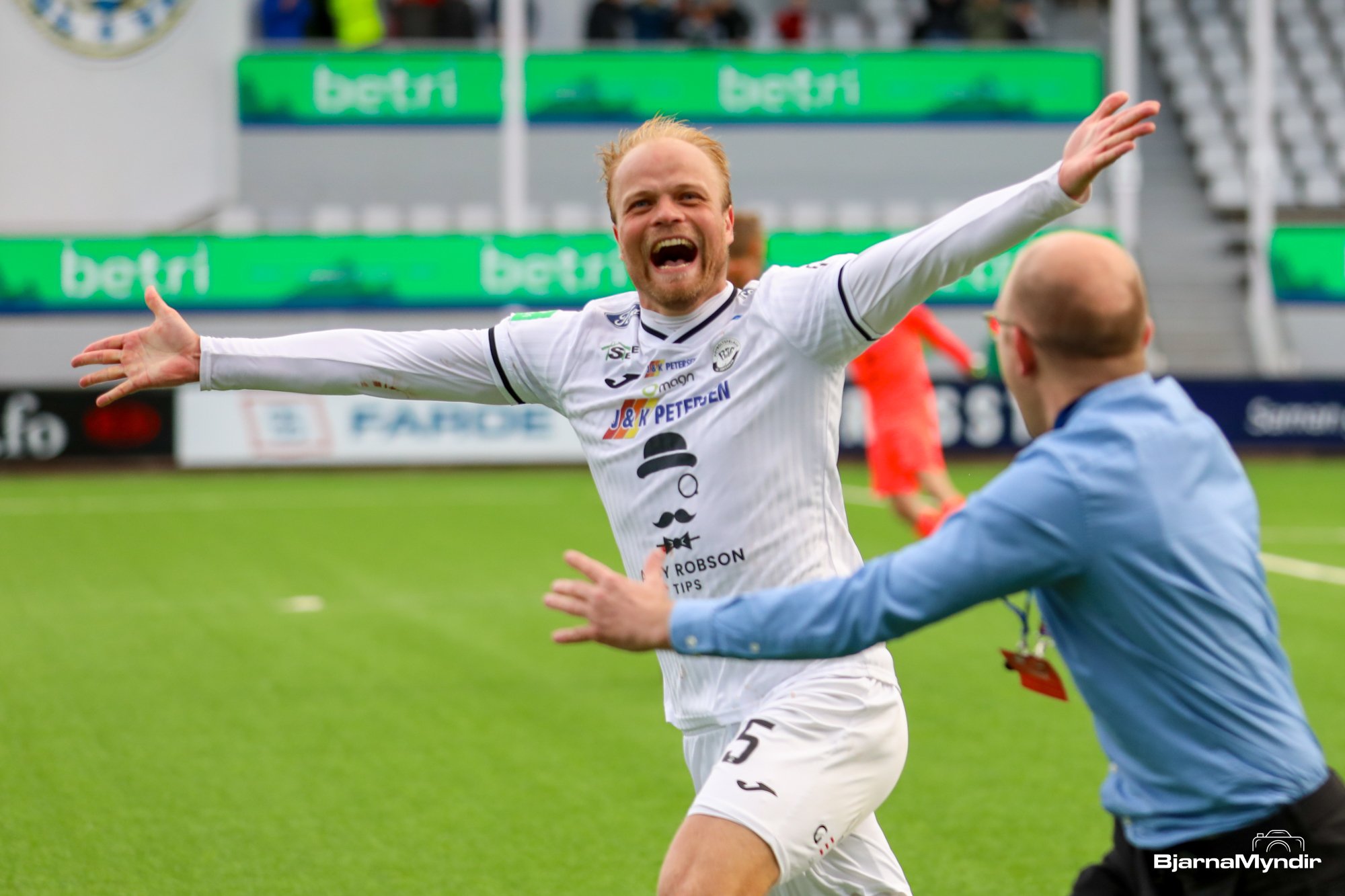 Miðverji heldur neyvan fram í B36