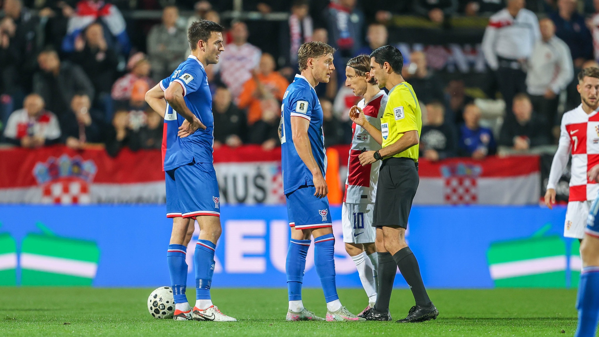 Hildu dystinum á lívi í 70 minuttir