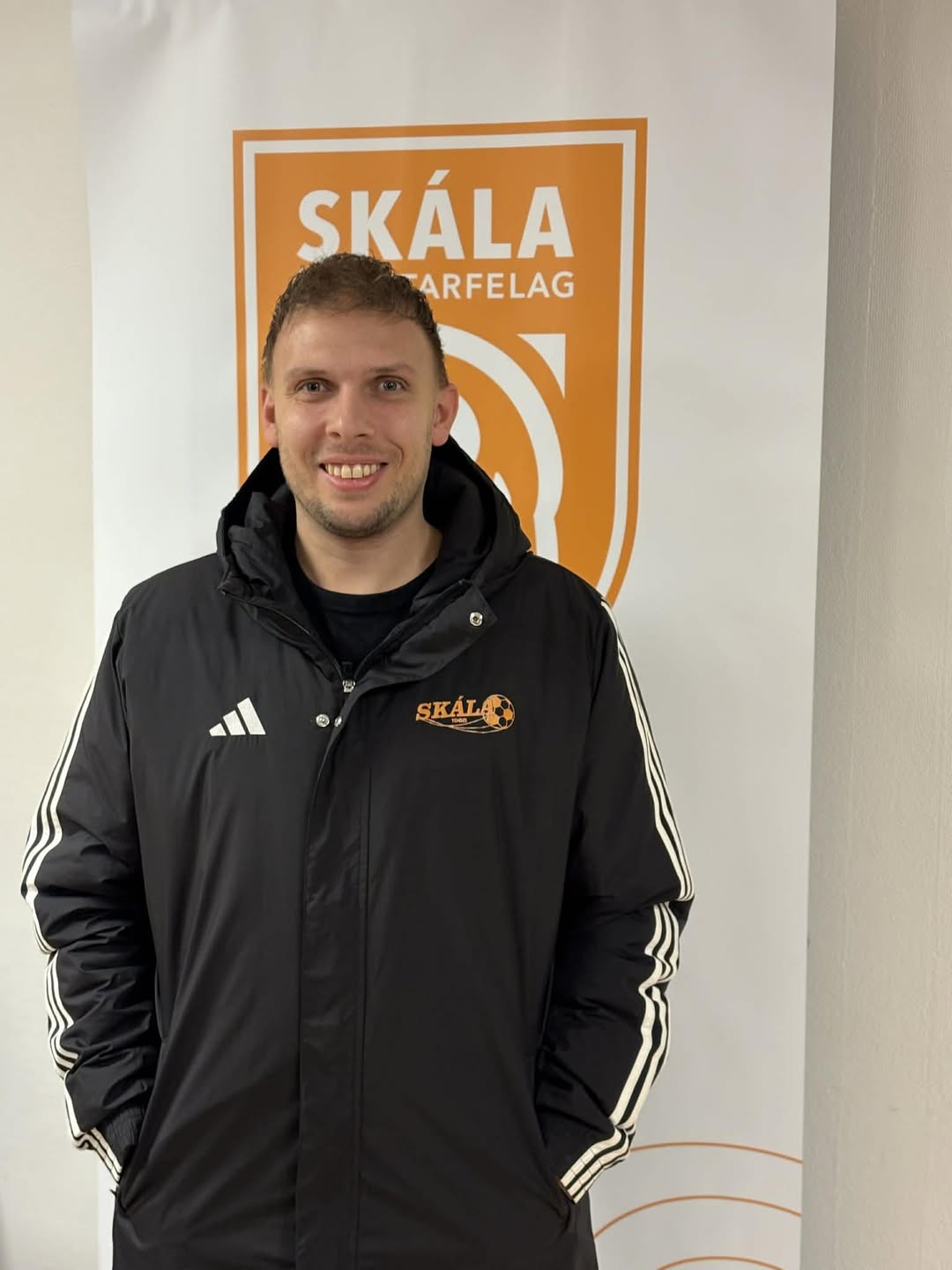 Ari legst afturat venjaratoyminum