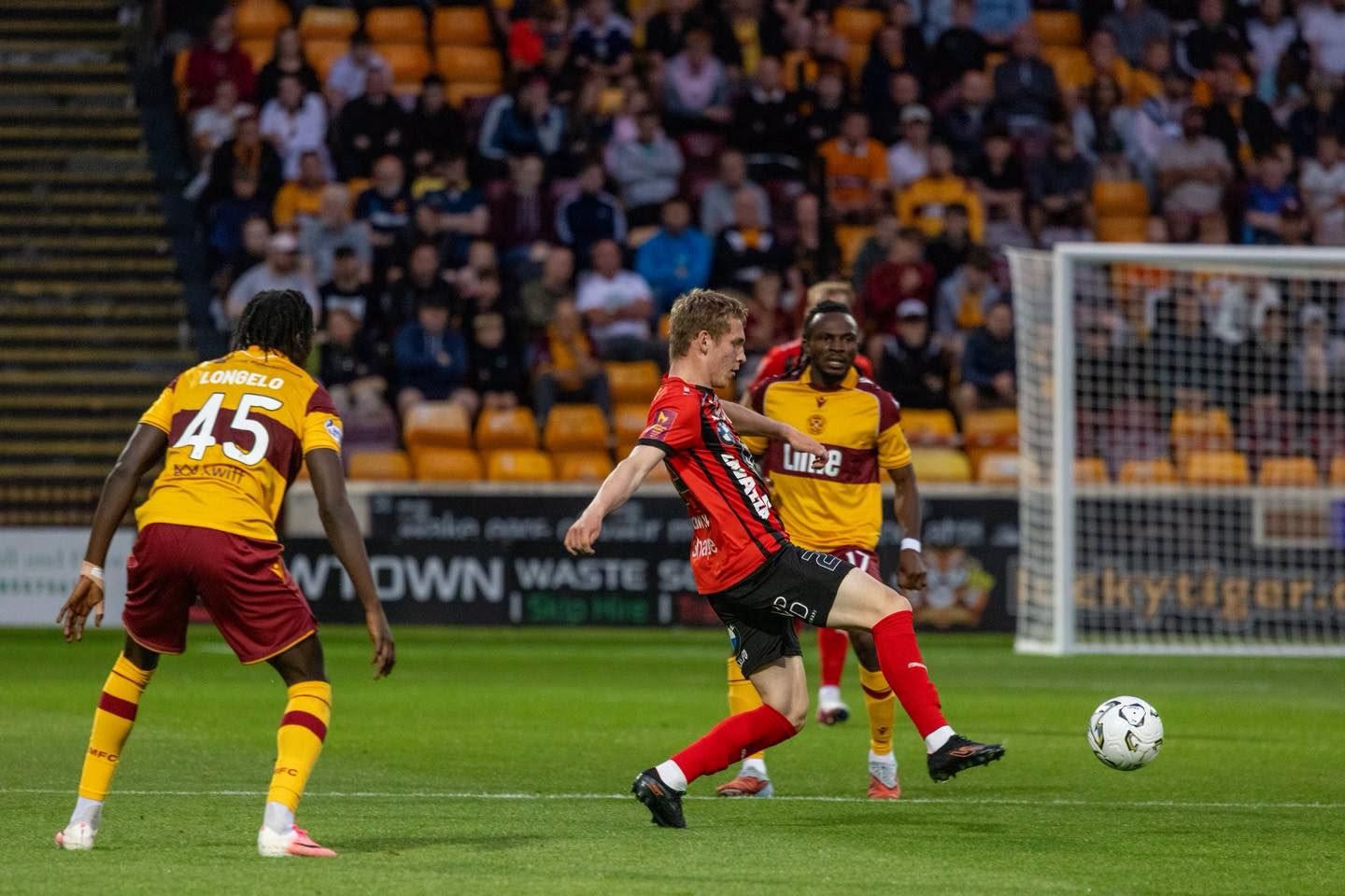 Styrkt HB-lið skal fáa fyrsta málið móti ungum og ósamanspældum Motherwell-liði