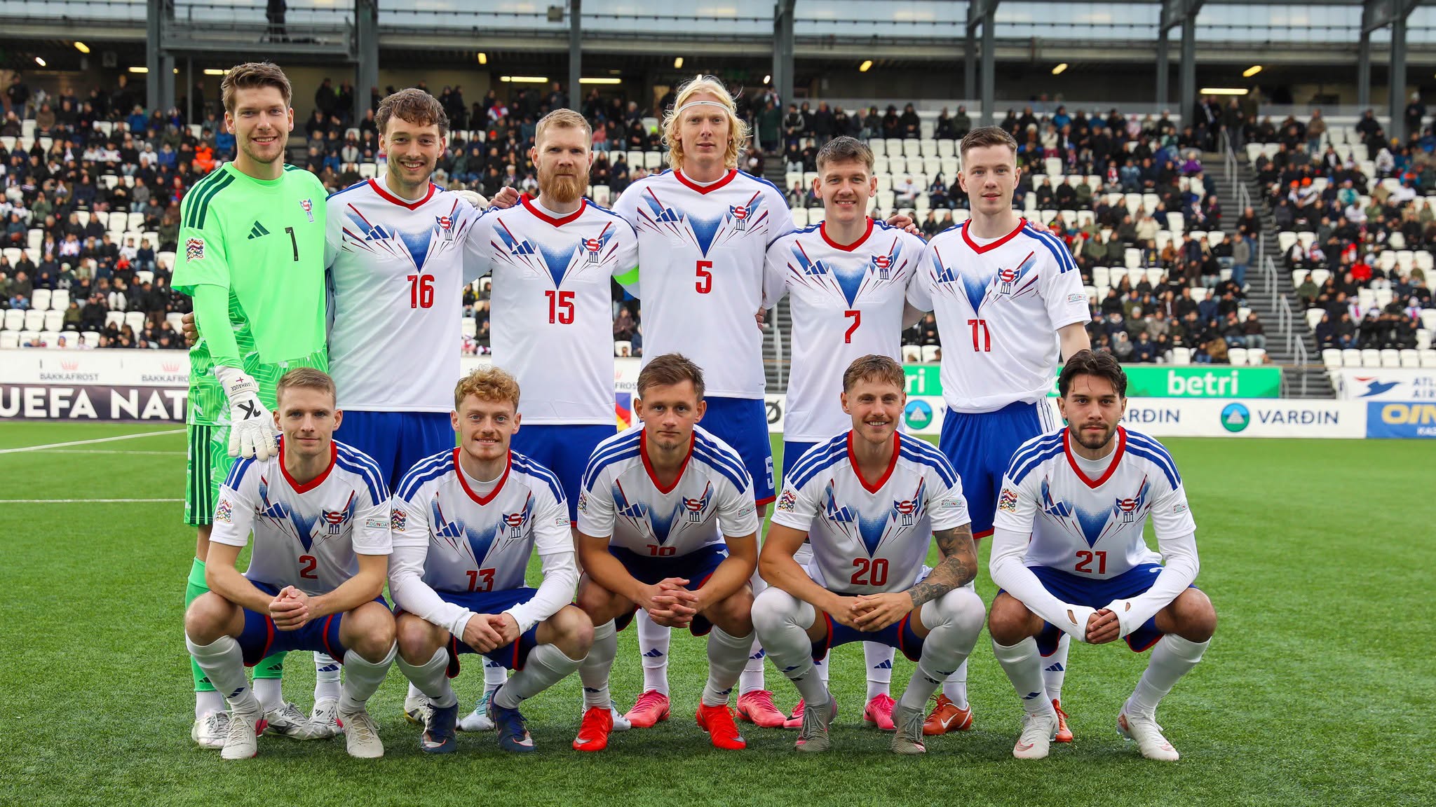 Átta av 11 spæla uttanlands