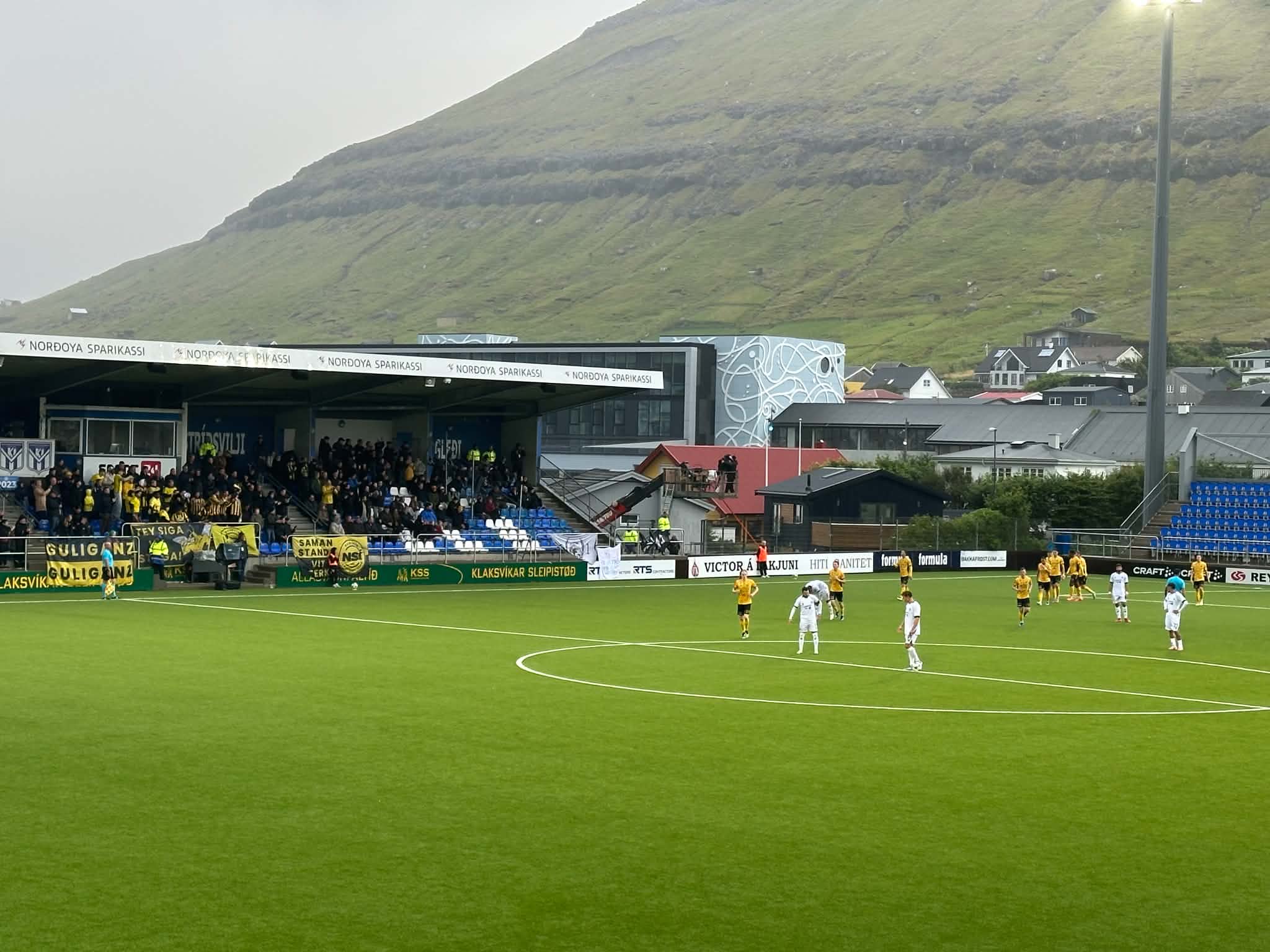 NSÍ var á samlaðum javnleiki eina løtu