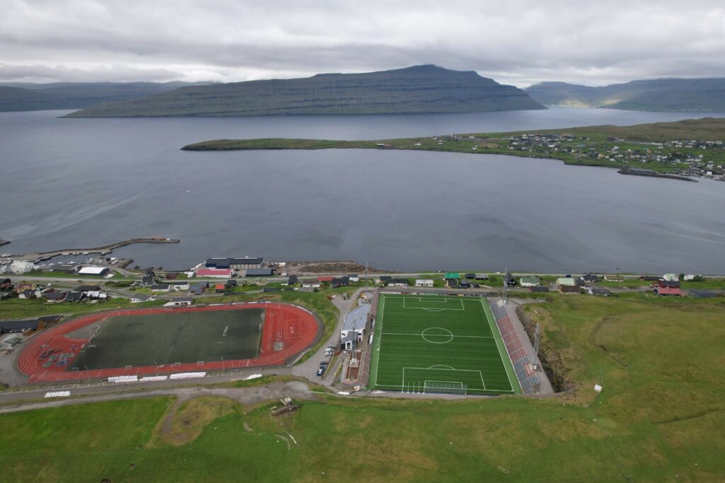 Fyrsti dystur á nýggja graslíkinum á Svangaskarði